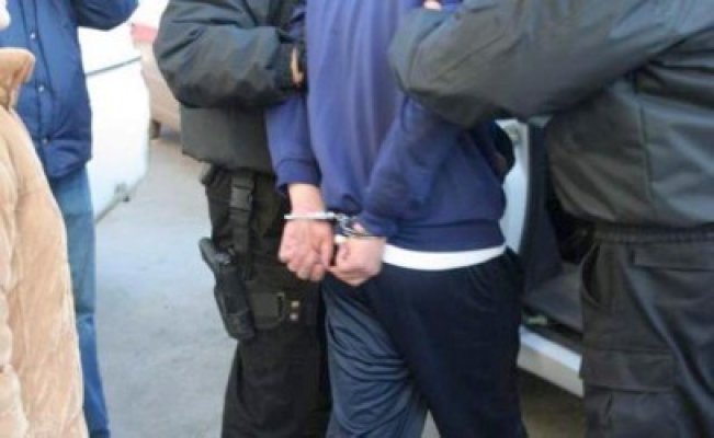 Bărbatul care se dădea drept poliţist şi fura portofelele turiştilor a fost arestat